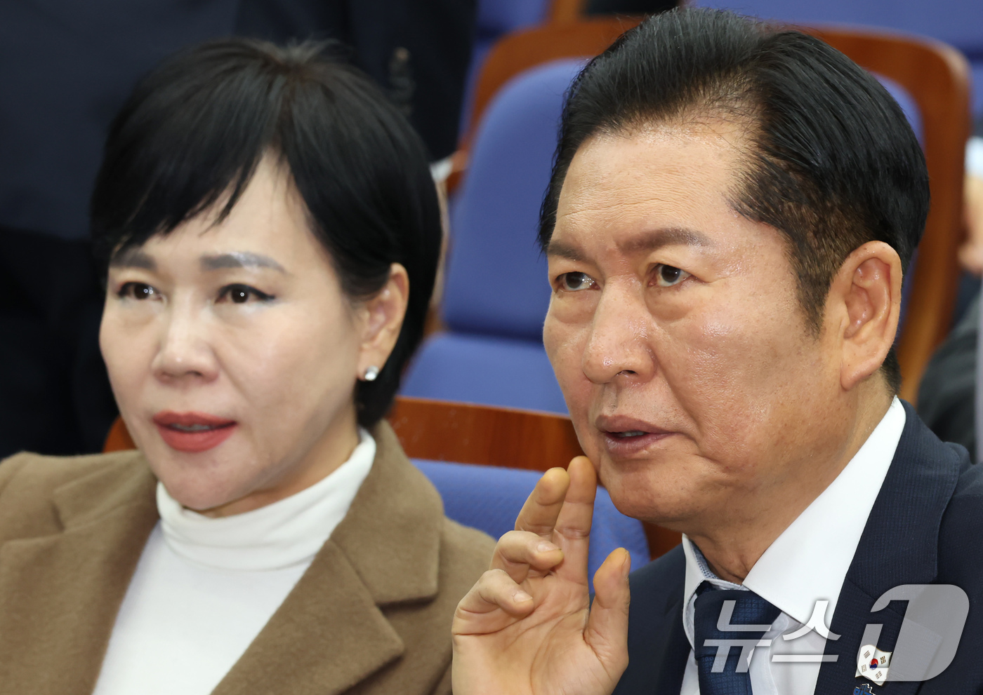 (서울=뉴스1) 장수영 기자 = 정청래 더불어민주당 대표가 27일 오후 서울 여의도 국회에서 열린 더불어민주당 의원총회에서 김병기 원내대표의 인사말을 듣고 있다. 2025.11.2 …