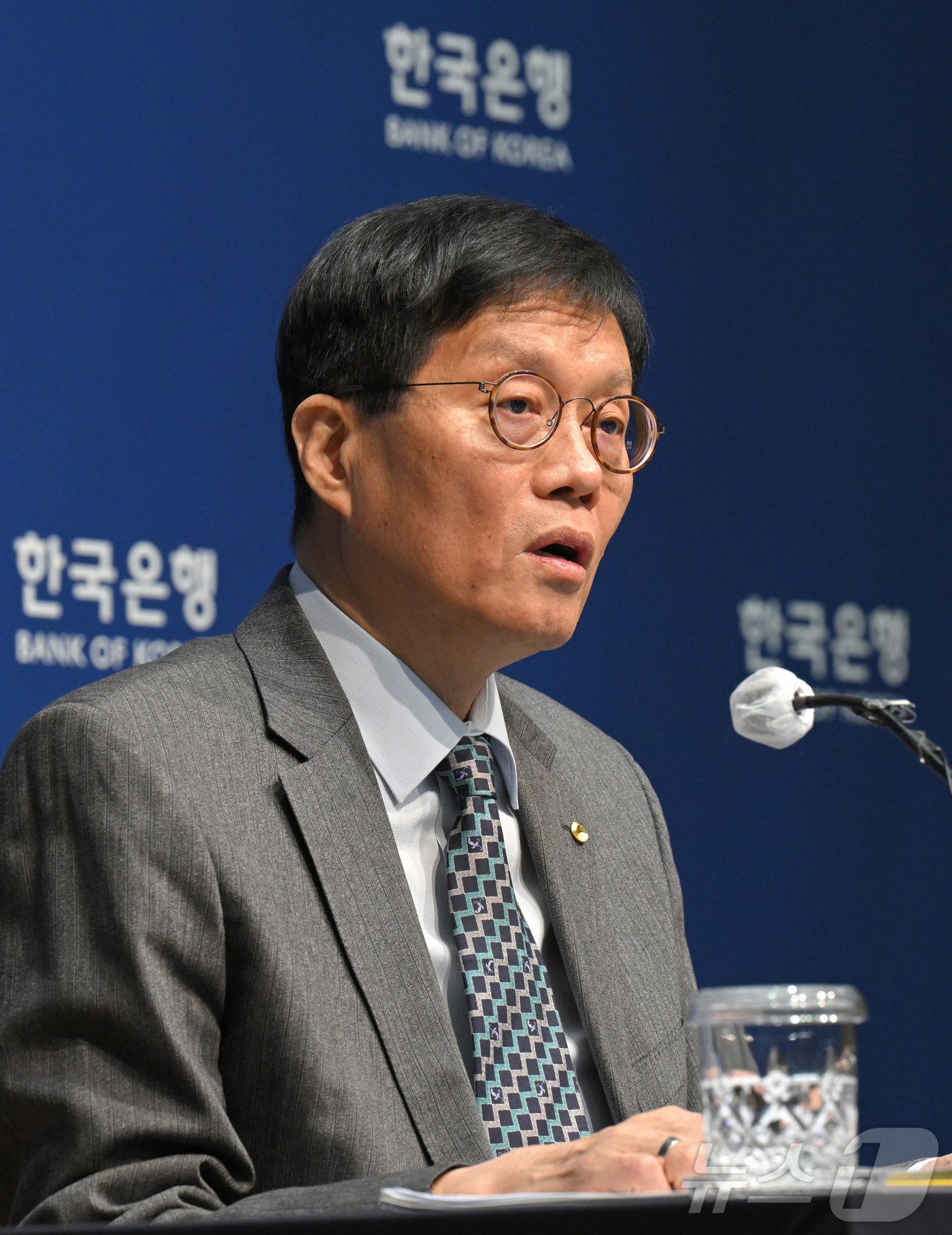 (서울=뉴스1) 이호윤 기자 = 이창용 한국은행 총재가 27일 오전 서울 중구 한국은행에서 열린 통화정책방향 기자간담회에서 발언을 하고 있다. (공동취재) 2025.11.27/뉴스 …