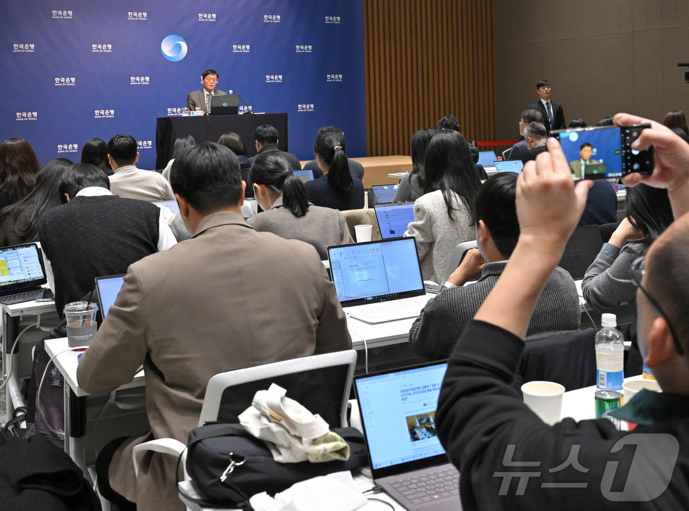 (서울=뉴스1) 이호윤 기자 = 이창용 한국은행 총재가 27일 오전 서울 중구 한국은행에서 열린 통화정책방향 기자간담회에서 발언을 하고 있다. (공동취재) 2025.11.27/뉴스 …