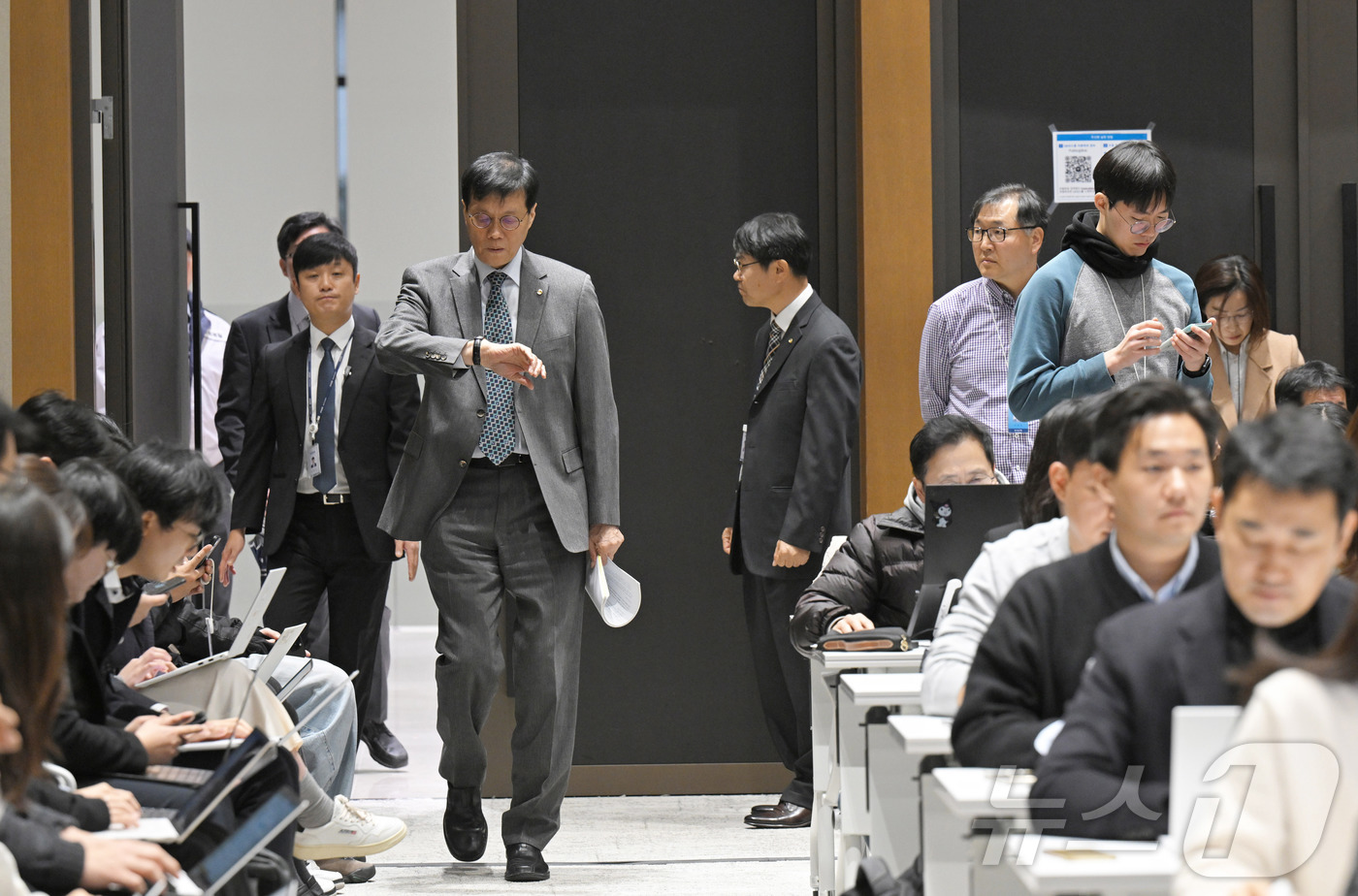 (서울=뉴스1) 이호윤 기자 = 이창용 한국은행 총재가 27일 오전 서울 중구 한국은행에서 열린 통화정책방향 기자간담회에 참석하고 있다. (공동취재) 2025.11.27/뉴스1
