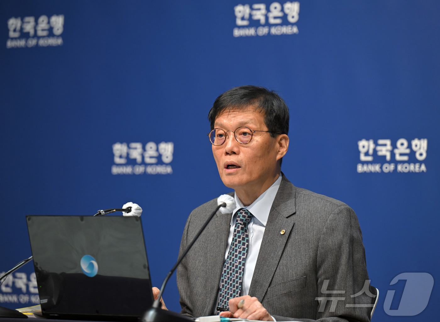 (서울=뉴스1) 이호윤 기자 = 이창용 한국은행 총재가 27일 오전 서울 중구 한국은행에서 열린 통화정책방향 기자간담회에서 발언을 하고 있다. (공동취재) 2025.11.27/뉴스 …