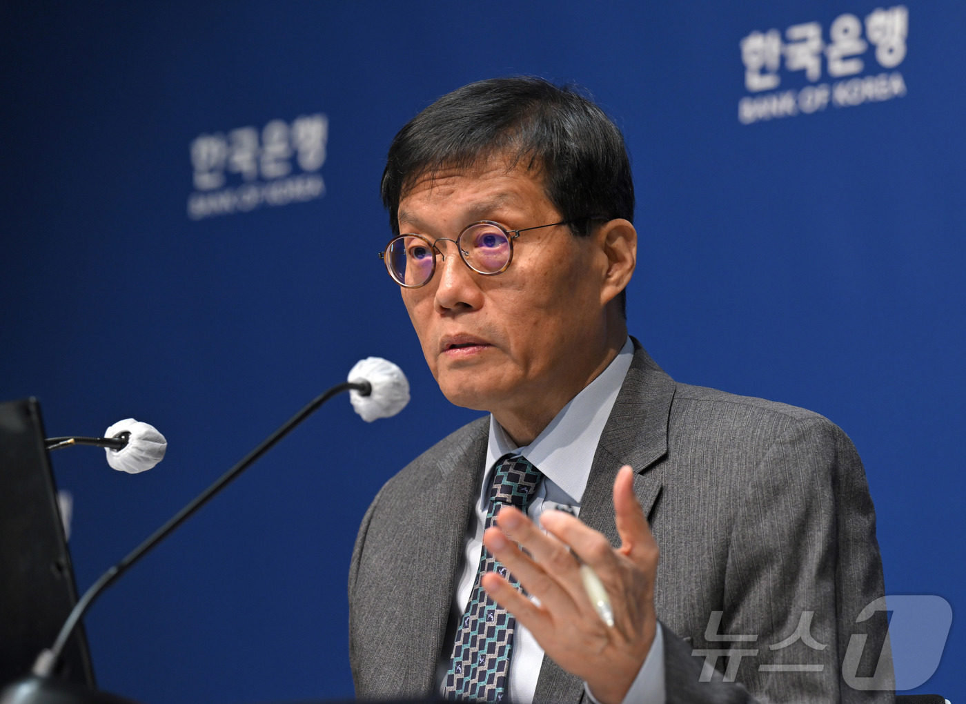 (서울=뉴스1) 이호윤 기자 = 이창용 한국은행 총재가 27일 오전 서울 중구 한국은행에서 열린 통화정책방향 기자간담회에서 발언을 하고 있다. (공동취재) 2025.11.27/뉴스 …