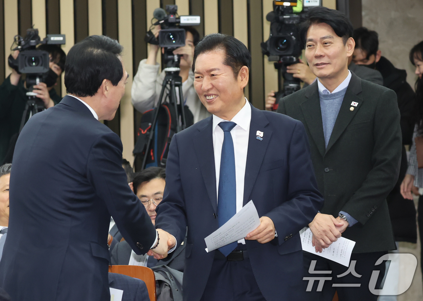 (서울=뉴스1) 장수영 기자 = 정청래 더불어민주당 대표가 27일 오후 서울 여의도 국회에서 열린 더불어민주당 의원총회에 참석하며 의원들과 인사하고 있다. 2025.11.27/뉴스 …