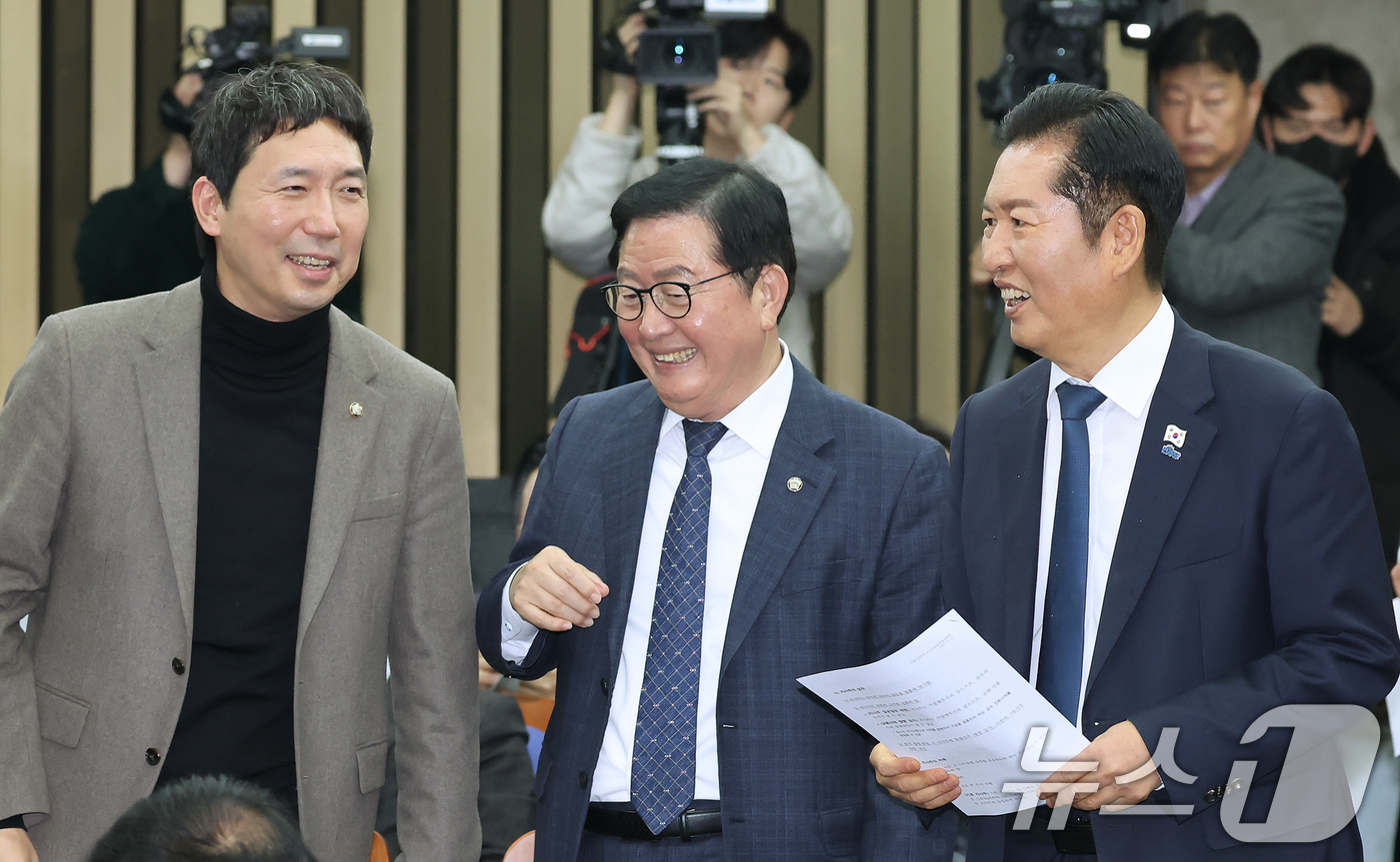 (서울=뉴스1) 장수영 기자 = 정청래 더불어민주당 대표가 27일 오후 서울 여의도 국회에서 열린 더불어민주당 의원총회에 참석하며 의원들과 인사하고 있다. 2025.11.27/뉴스 …