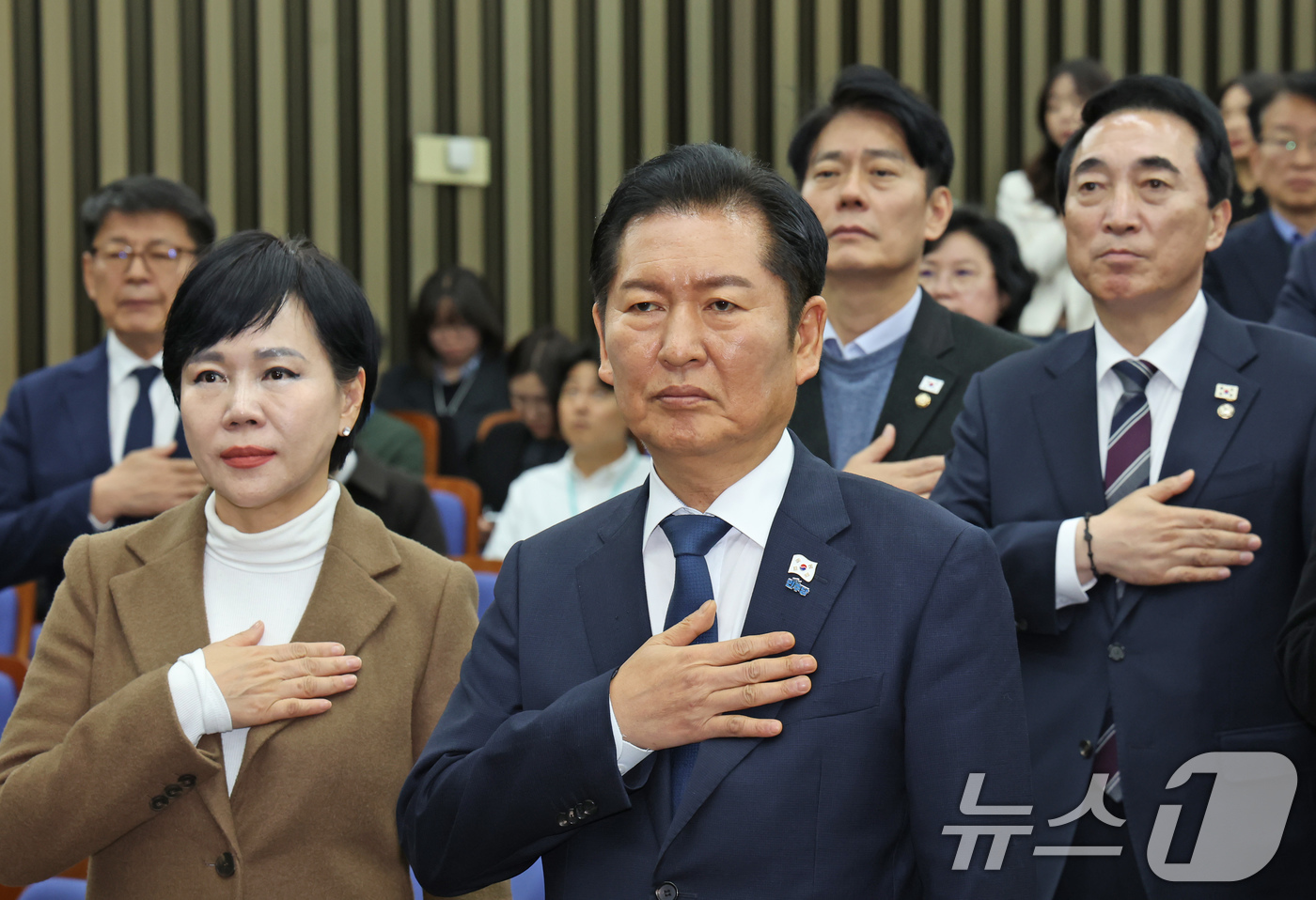 (서울=뉴스1) 장수영 기자 = 정청래 더불어민주당 대표가 27일 오후 서울 여의도 국회에서 열린 더불어민주당 의원총회에서 의원들과 함께 국민의례하고 있다. 2025.11.27/뉴 …