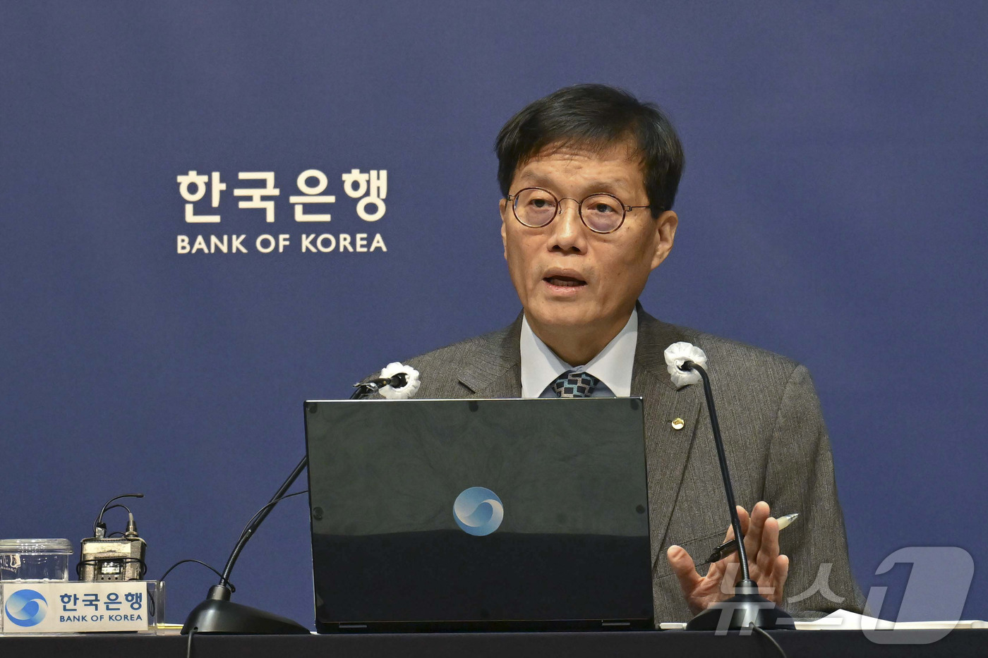 (서울=뉴스1) 이호윤 기자 = 이창용 한국은행 총재가 27일 서울 중구 한국은행에서 열린 기자간담회에서 금리 동결 배경 등을 설명하고 있다. (공동취재) 2025.11.27/뉴스 …