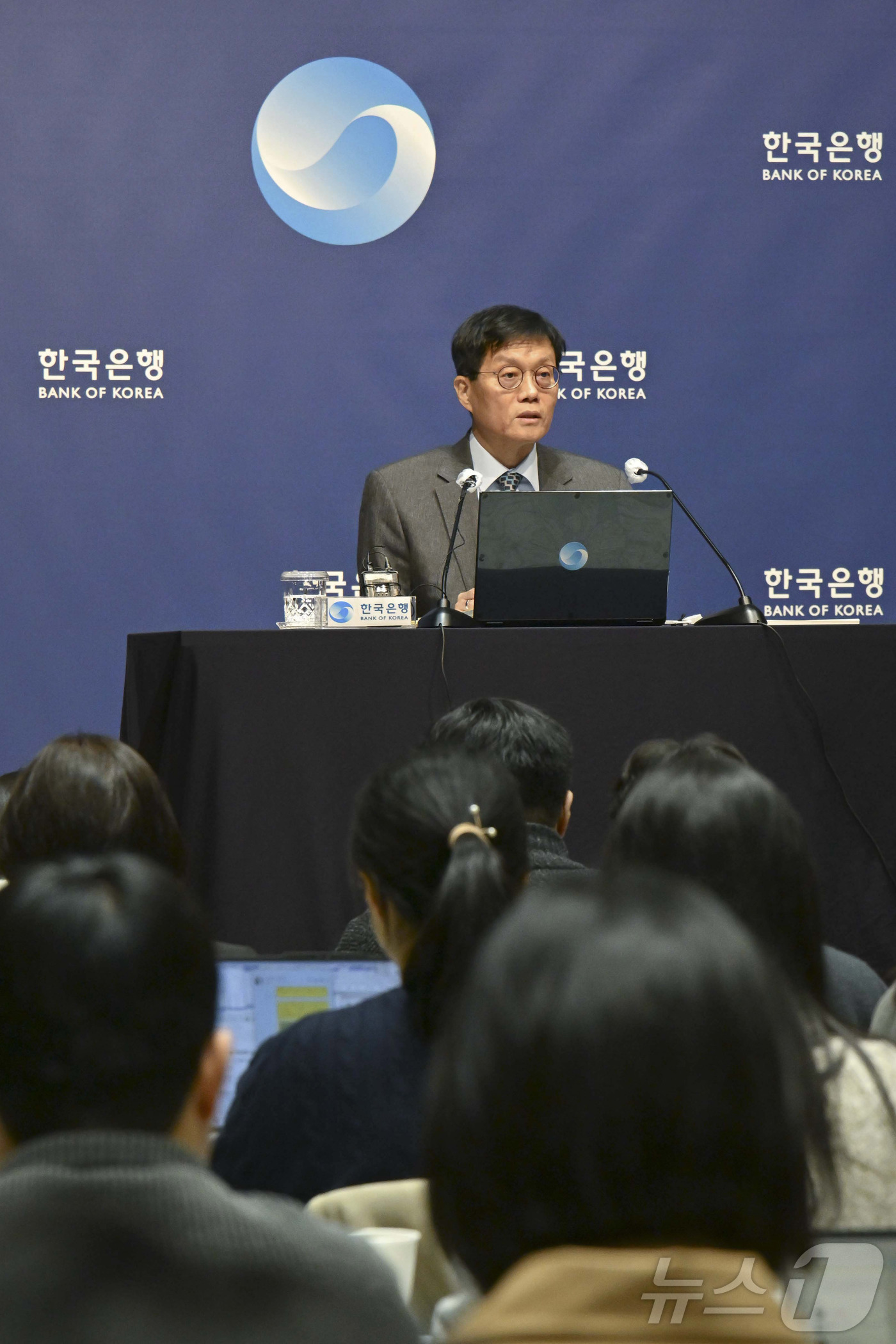 (서울=뉴스1) 이호윤 기자 = 이창용 한국은행 총재가 27일 서울 중구 한국은행에서 열린 기자간담회에서 취재진의 질문에 답하고 있다. (공동취재) 2025.11.27/뉴스1