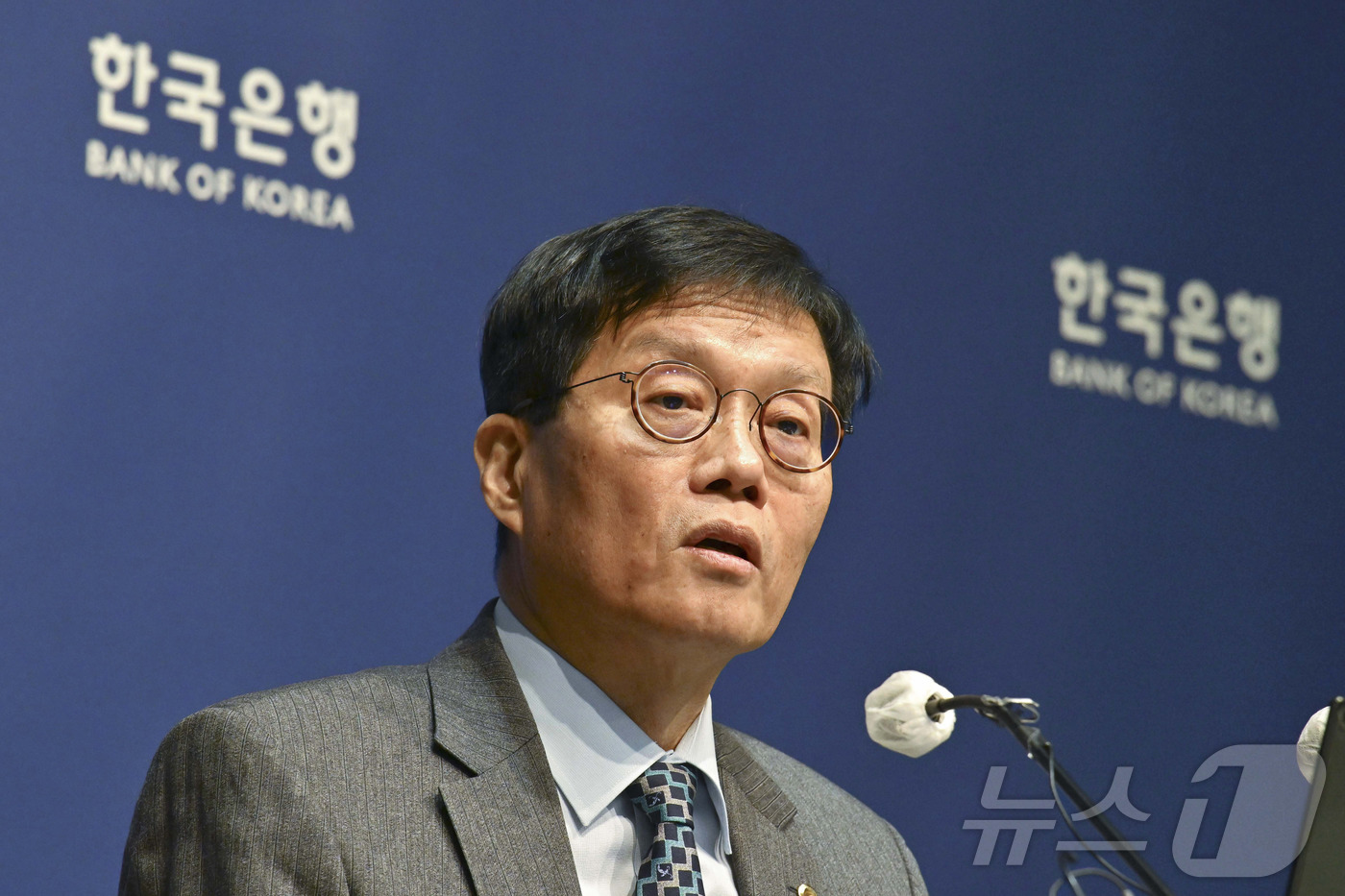 (서울=뉴스1) 이호윤 기자 = 이창용 한국은행 총재가 27일 서울 중구 한국은행에서 열린 기자간담회에서 금리 동결 배경 등을 설명하고 있다. (공동취재) 2025.11.27/뉴스 …