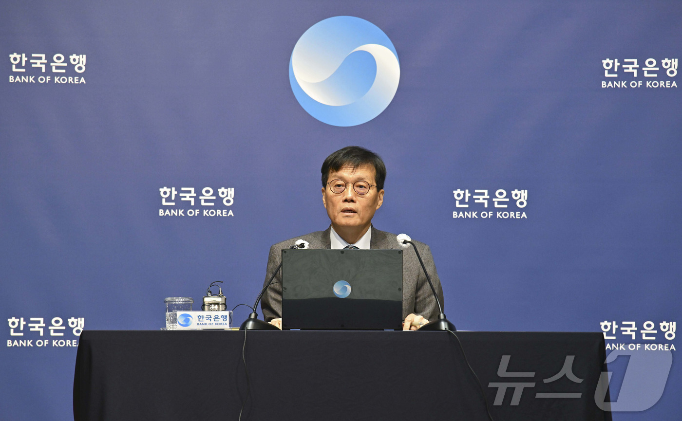 (서울=뉴스1) 이호윤 기자 = 이창용 한국은행 총재가 27일 서울 중구 한국은행에서 금융통화위원회 본회의 후 기자간담회를 하고 있다. (공동취재) 2025.11.27/뉴스1