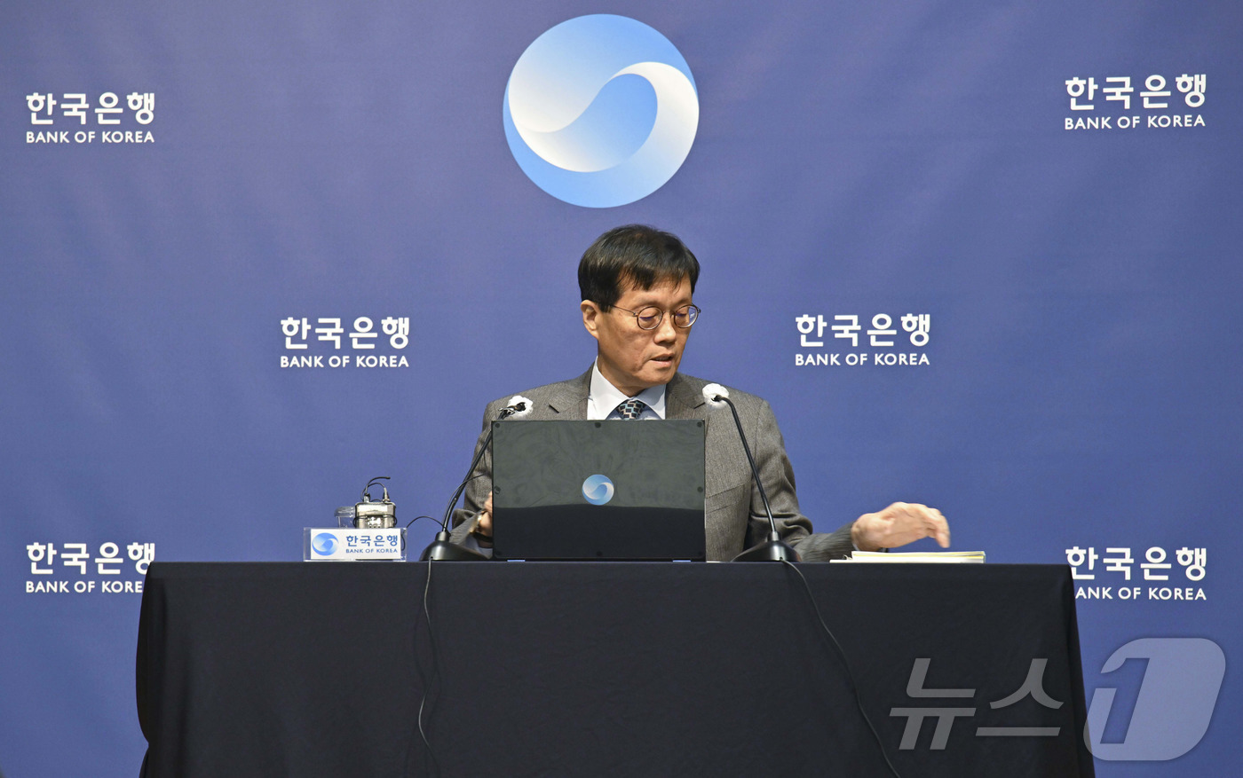 (서울=뉴스1) 이호윤 기자 = 이창용 한국은행 총재가 27일 서울 중구 한국은행에서 금융통화위원회 본회의 후 기자간담회를 하고 있다. (공동취재) 2025.11.27/뉴스1