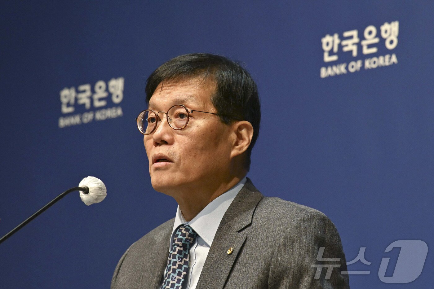 본문 이미지 - 이창용 한국은행 총재가 27일 서울 중구 한국은행에서 열린 기자간담회에서 금리 동결 배경 등을 설명하고 있다. (공동취재) 2025.11.27/뉴스1 ⓒ News1 이호윤 기자