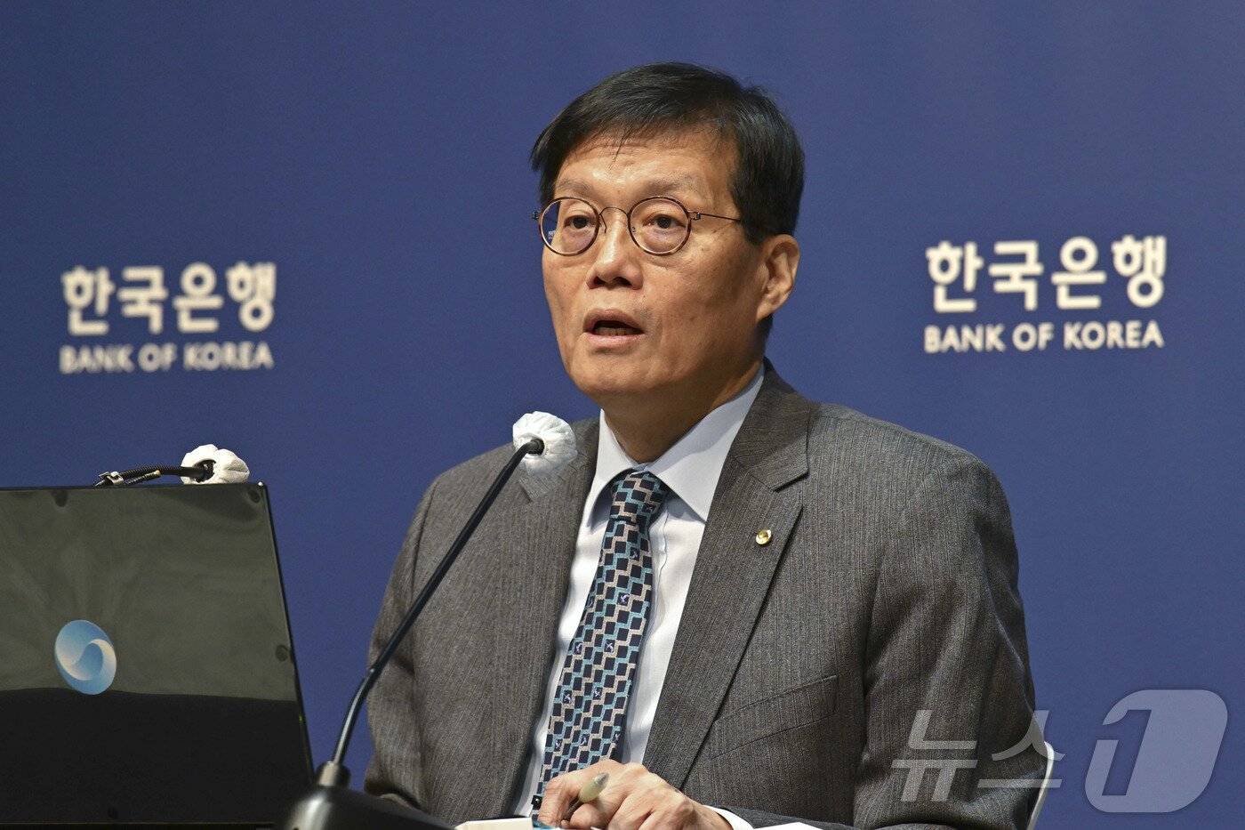 본문 이미지 - 이창용 한국은행 총재가 27일 서울 중구 한국은행에서 열린 기자간담회에서 금리 동결 배경 등을 설명하고 있다. &#40;공동취재&#41; 2025.11.27/뉴스1 ⓒ News1 이호윤 기자