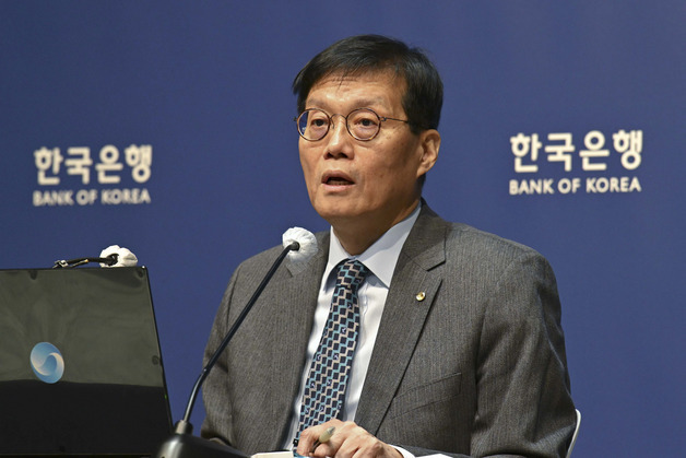 '금리 동결' 금통위, "성장 흐름 개선…환율·집값 리스크는 여전"