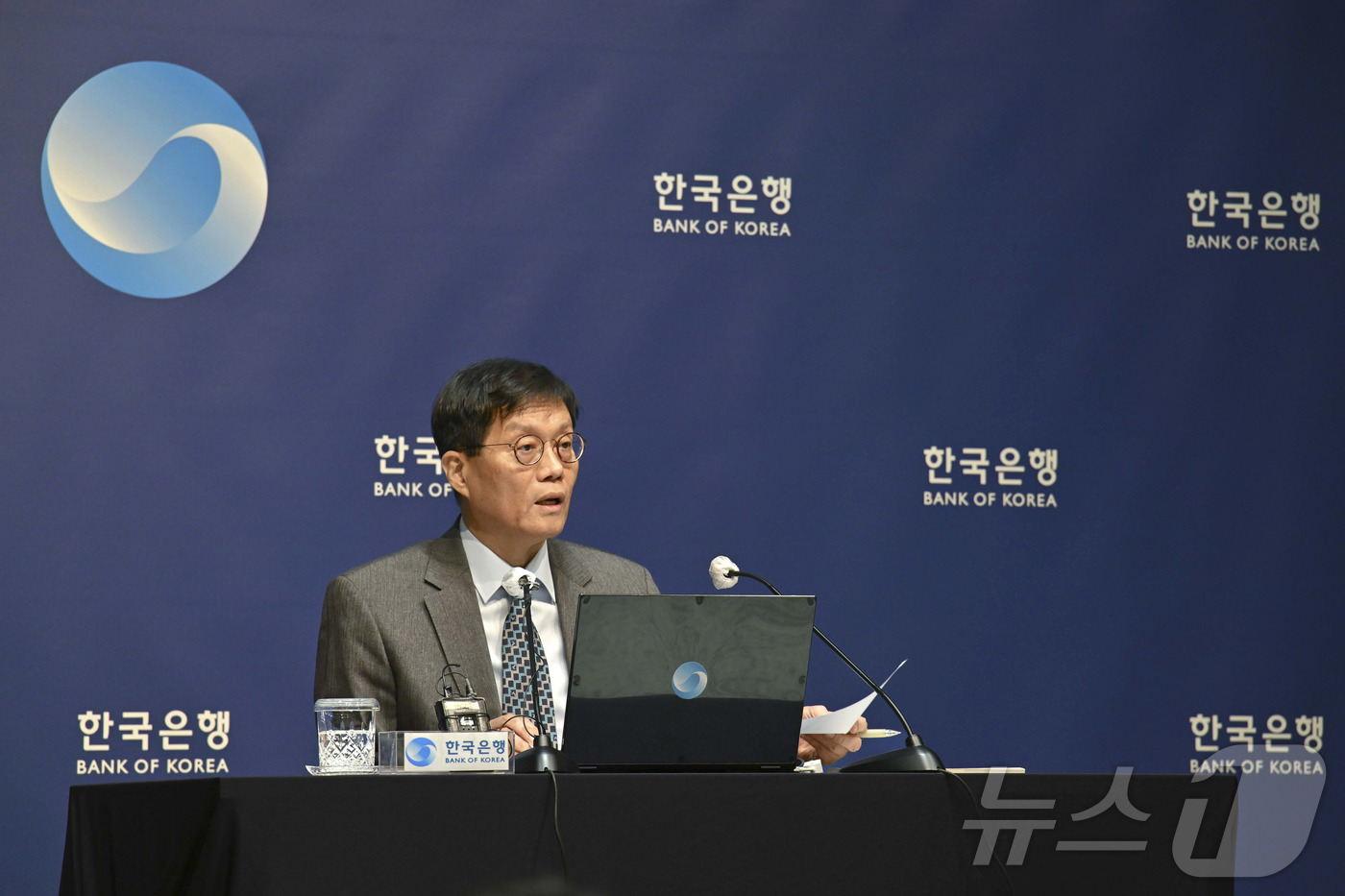 (서울=뉴스1) 이호윤 기자 = 이창용 한국은행 총재가 27일 서울 중구 한국은행에서 열린 기자간담회에서 취재진의 질문에 답하고 있다. (공동취재) 2025.11.27/뉴스1