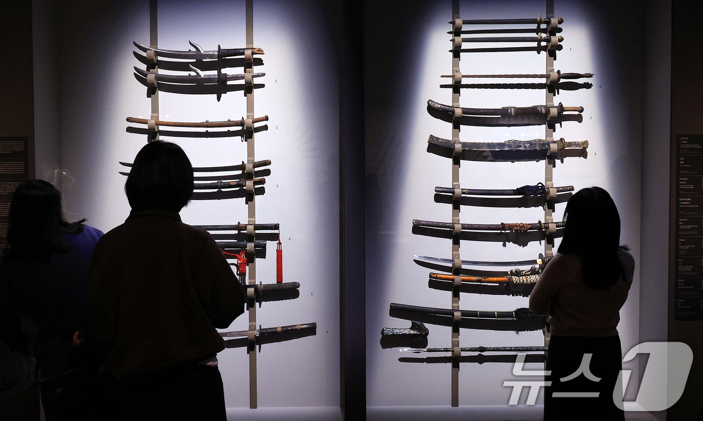 (서울=뉴스1) 이호윤 기자 = 27일 서울 용산구 국립중앙박물관 특별전시실에서 열린 우리들의 이순신 언론 공개회에서 참석자들이 전시 작품들을 감상하고 있다.이번 전시는 충무공 이 …