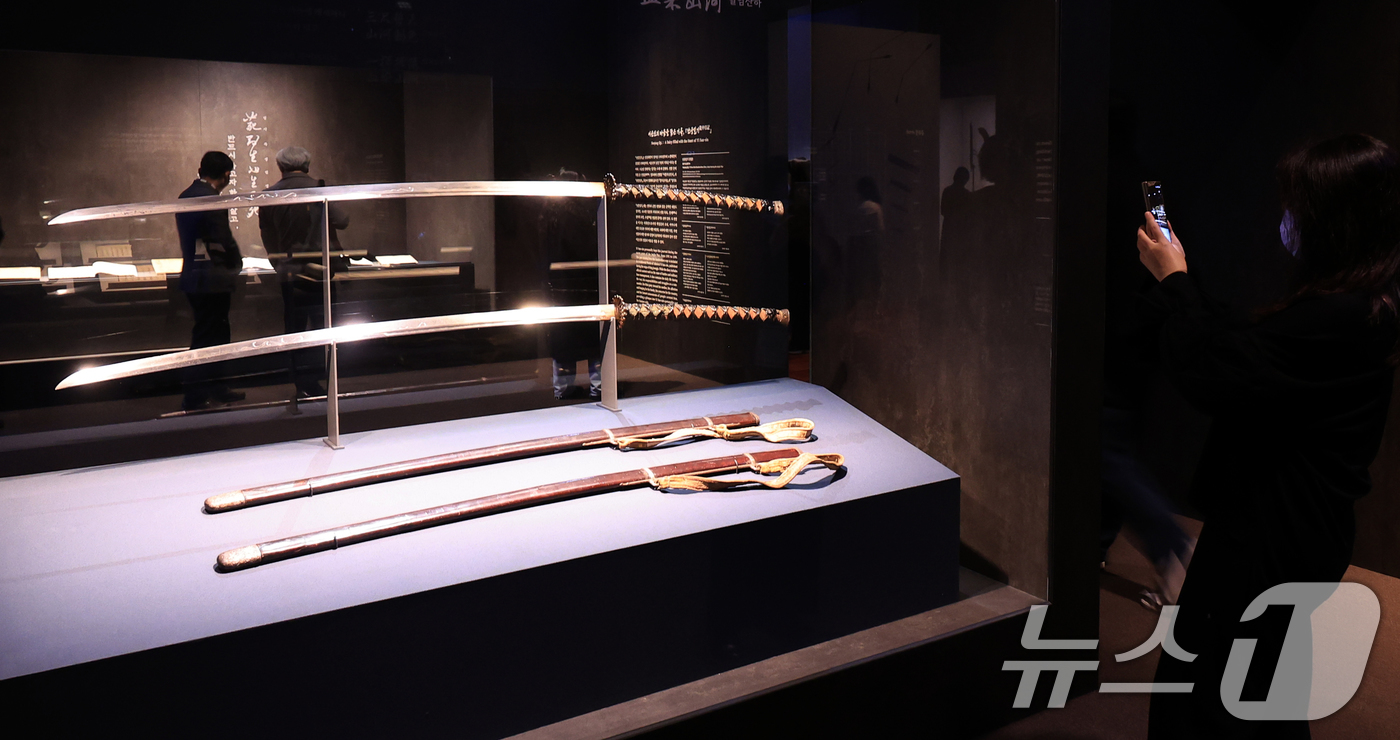 (서울=뉴스1) 이호윤 기자 = 27일 서울 용산구 국립중앙박물관 특별전시실에서 열린 우리들의 이순신 언론 공개회에서 참석자들이 전시 작품들을 감상하고 있다.이번 전시는 충무공 이 …