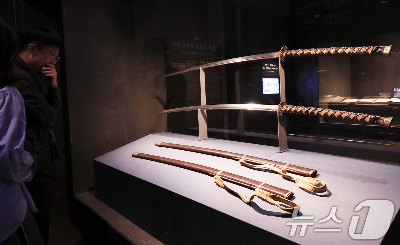 (서울=뉴스1) 이호윤 기자 = 27일 서울 용산구 국립중앙박물관 특별전시실에서 열린 우리들의 이순신 언론 공개회에서 참석자들이 전시 작품들을 감상하고 있다.이번 전시는 충무공 이 …