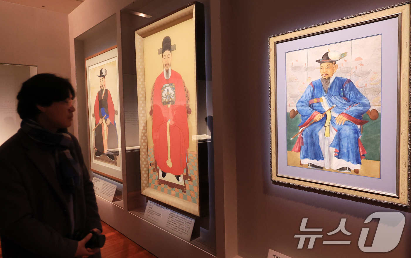 (서울=뉴스1) 이호윤 기자 = 27일 서울 용산구 국립중앙박물관 특별전시실에서 열린 우리들의 이순신 언론 공개회에서 참석자들이 전시 작품들을 감상하고 있다.이번 전시는 충무공 이 …