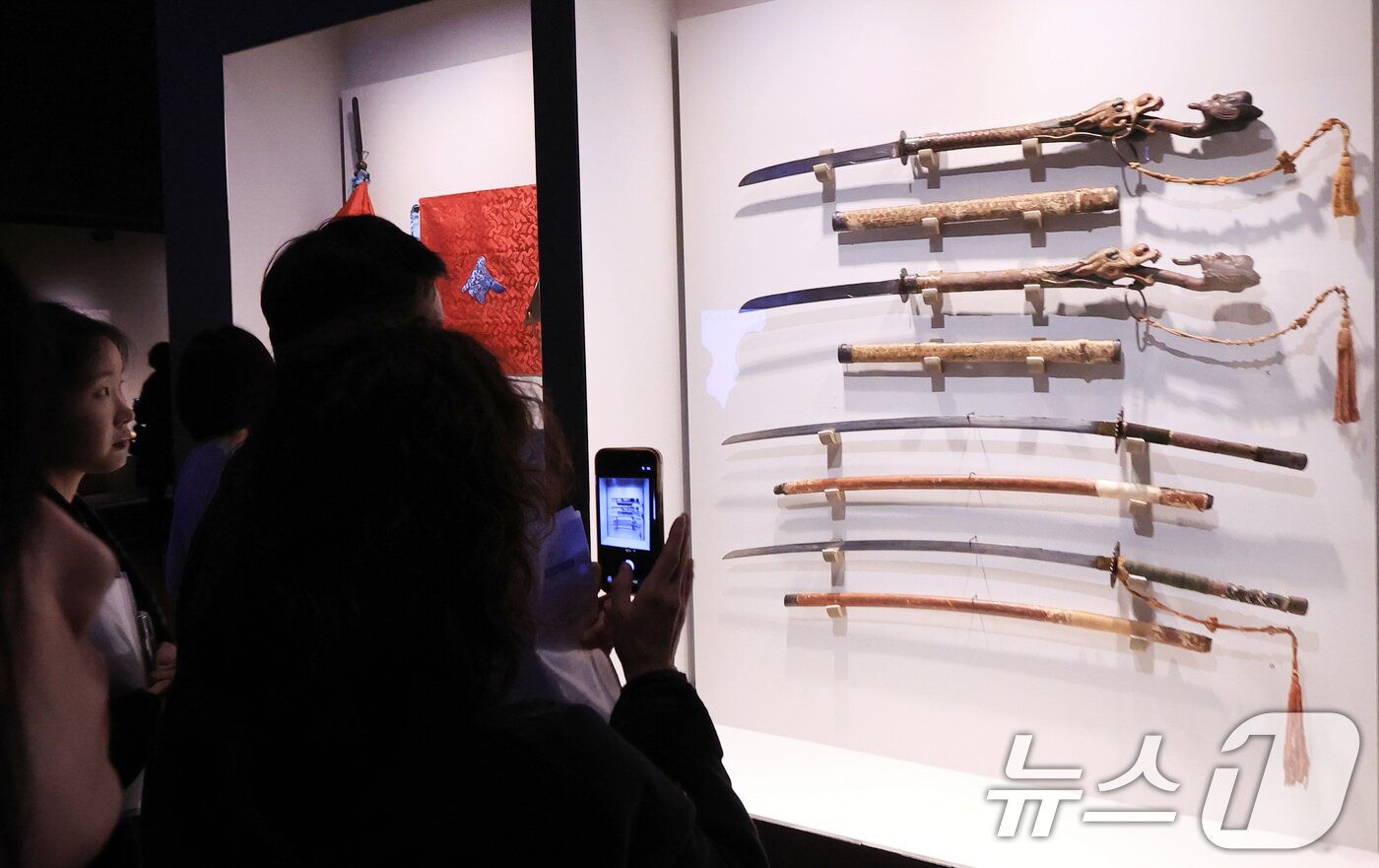 본문 이미지 - 27일 서울 용산구 국립중앙박물관 특별전시실에서 열린 우리들의 이순신 언론 공개회에서 참석자들이 전시 작품들을 감상하고 있다. 이번 전시는 충무공 이순신 탄신 480주년과 광복 80주년을 맞아 마련됐으며 영웅의 공적을 넘어 인간 이순신의 내면과 시대적 의미까지 짚어보는 데 초점을 맞춘 전시이다. 2025.11.27/뉴스1 ⓒ News1 이호윤 기자