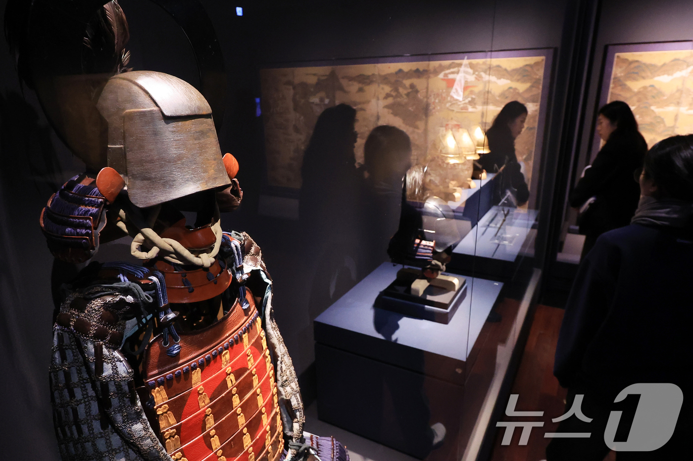 (서울=뉴스1) 이호윤 기자 = 27일 서울 용산구 국립중앙박물관 특별전시실에서 열린 우리들의 이순신 언론 공개회에서 참석자들이 전시 작품들을 감상하고 있다.이번 전시는 충무공 이 …