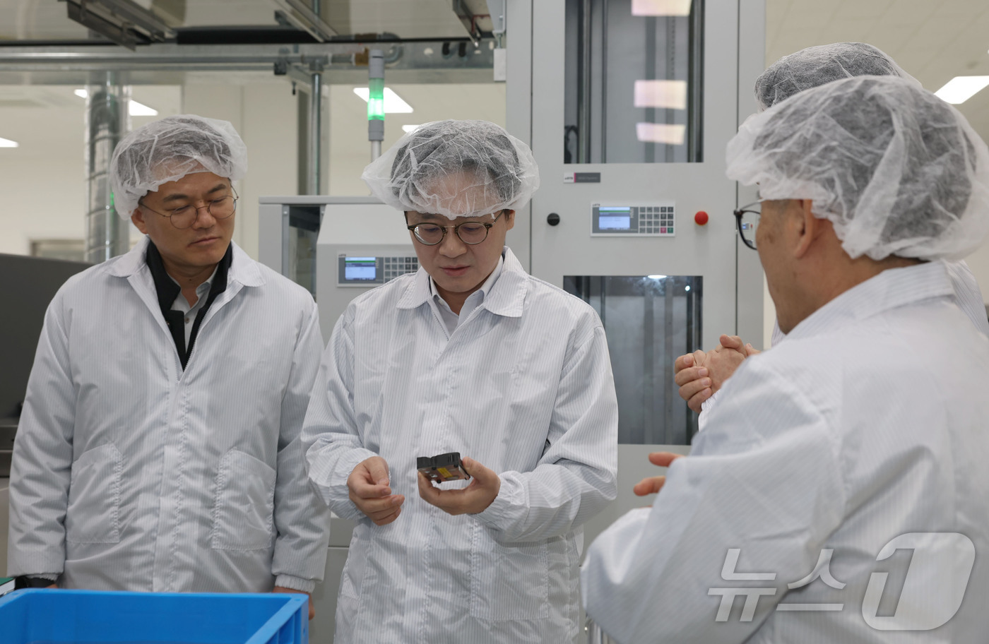 (서울=뉴스1) = 김정관 산업통상부 장관이 27일 오전 경기 수원시 권선구에 위치한 자동차 부품기업 엠넥스를 방문해 전장부품 생산공장을 둘러보고 있다. (산업통상자원부 제공. 재 …