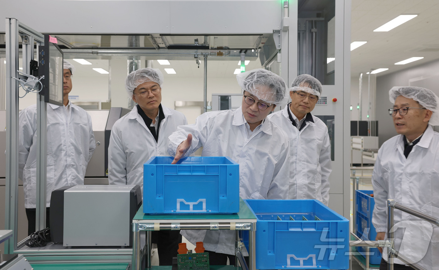 (서울=뉴스1) = 김정관 산업통상부 장관이 27일 오전 경기 수원시 권선구에 위치한 자동차 부품기업 엠넥스를 방문해 전장부품 생산공장을 둘러보고 있다. (산업통상자원부 제공. 재 …