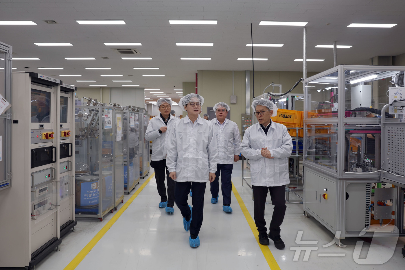 (서울=뉴스1) = 김정관 산업통상부 장관이 27일 오전 경기 수원시 권선구에 위치한 자동차 부품기업 엠넥스를 방문해 전장부품 생산공장을 둘러보고 있다. (산업통상자원부 제공. 재 …