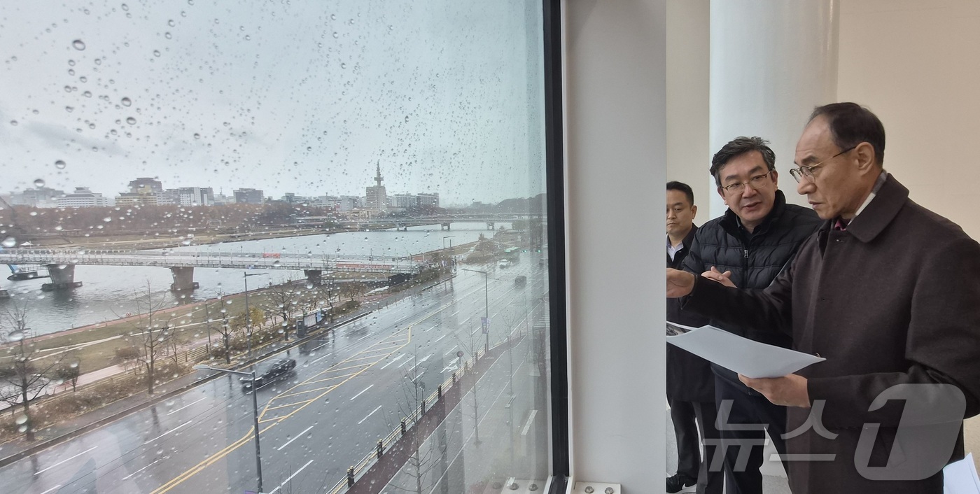 (대전=뉴스1) 이동원 기자 = 대전자치경찰위원회는 30일 대전 갑천변 엑스포다리 일원에서 개최되는 ‘한화이글스 창단 40주년 멀티미디어 불꽃쇼’를 앞두고, 행사장 주변 교통혼잡 …