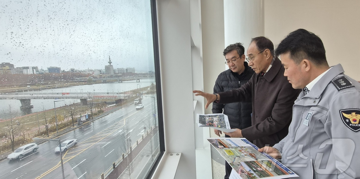 (대전=뉴스1) 이동원 기자 = 대전자치경찰위원회는 30일 대전 갑천변 엑스포다리 일원에서 개최되는 ‘한화이글스 창단 40주년 멀티미디어 불꽃쇼’를 앞두고, 행사장 주변 교통혼잡 …