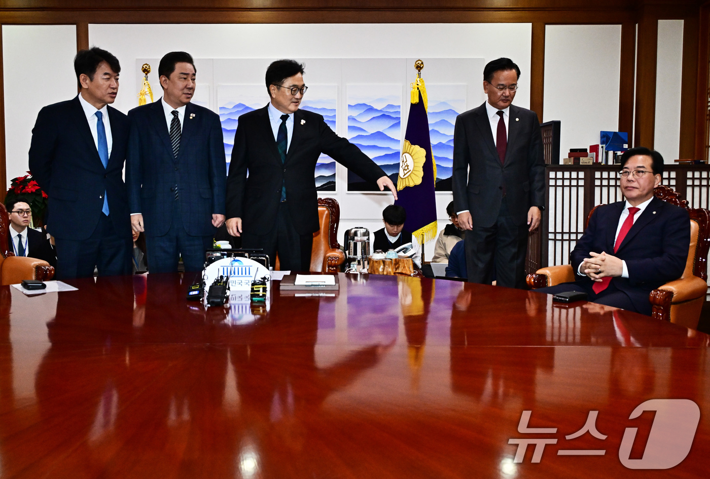 (서울=뉴스1) 유승관 기자 = 우원식 국회의장(가운데)이 27일 서울 여의도 국회 의장실에서 열린 여야원내대표 회동에서 송언석 국민의힘 원내대표(오른쪽)가 기념촬영을 거부하고 자 …