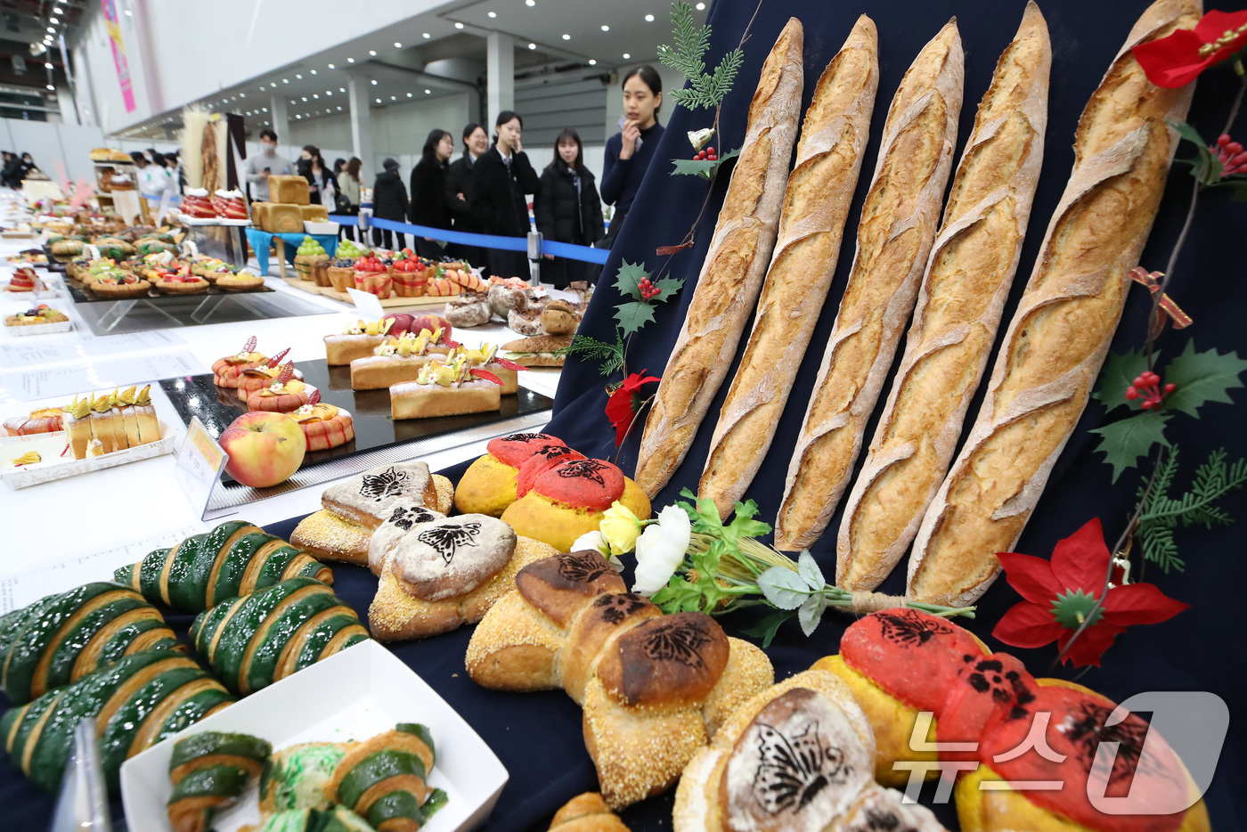 (대구=뉴스1) 공정식 기자 = 27일 오전 대구 북구 엑스코(EXCO)에서 개막한 '제23회 대구 음식산업 박람회'를 찾은 관람객이 제과제빵 경연대회에 출품된 작품을 살펴보고 있 …