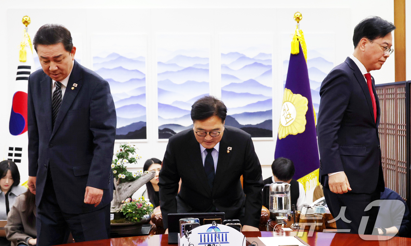 (서울=뉴스1) 유승관 기자 = 우원식 국회의장(가운데)과 김병기 더불어민주당(왼쪽), 송언석 국민의힘 원내대표가 27일 서울 여의도 국회 의장실에서 열린 여야원내대표 회동에서 기 …