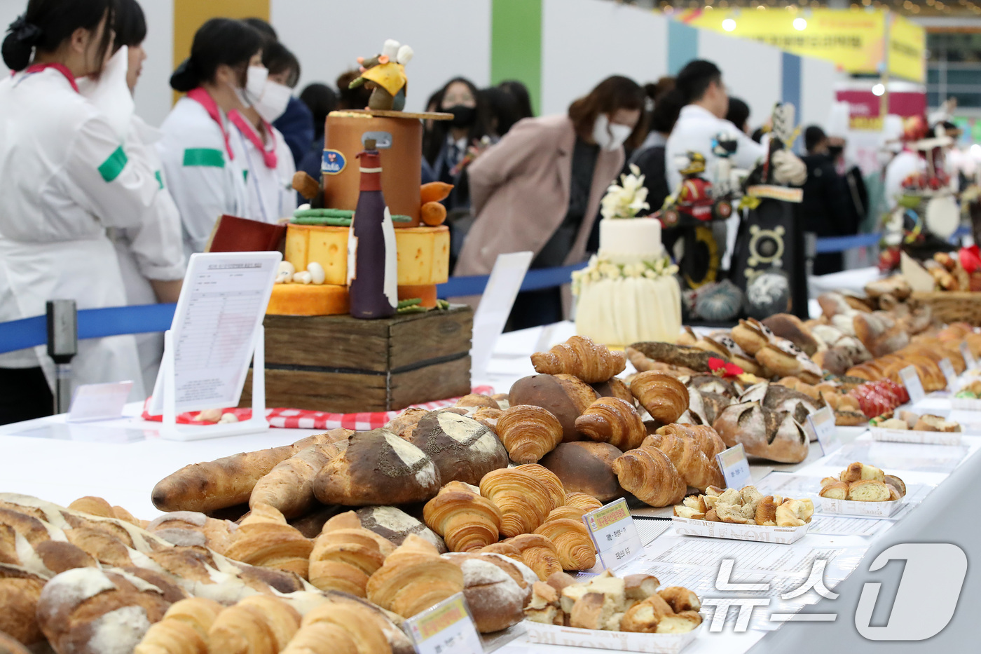 (대구=뉴스1) 공정식 기자 = 27일 오전 대구 북구 엑스코(EXCO)에서 개막한 '제23회 대구 음식산업 박람회'를 찾은 관람객이 제과제빵 경연대회에 출품된 작품을 살펴보고 있 …