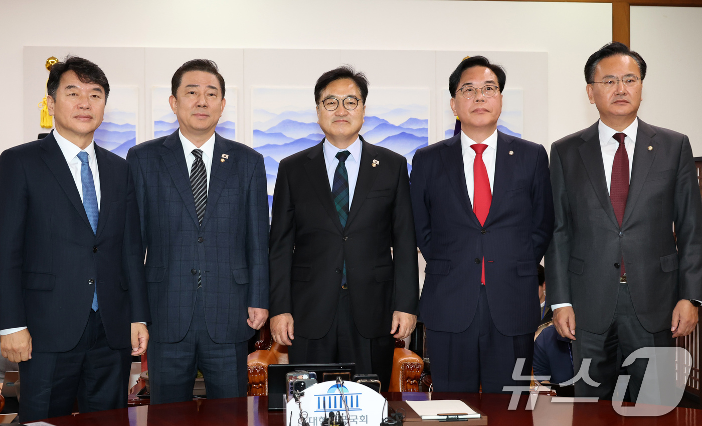 (서울=뉴스1) 유승관 기자 = 우원식 국회의장(가운데)과 김병기 더불어민주당(왼쪽에서 두번째), 송언석 국민의힘 원내대표(오른쪽에서 두번째)가 27일 서울 여의도 국회 의장실에서 …