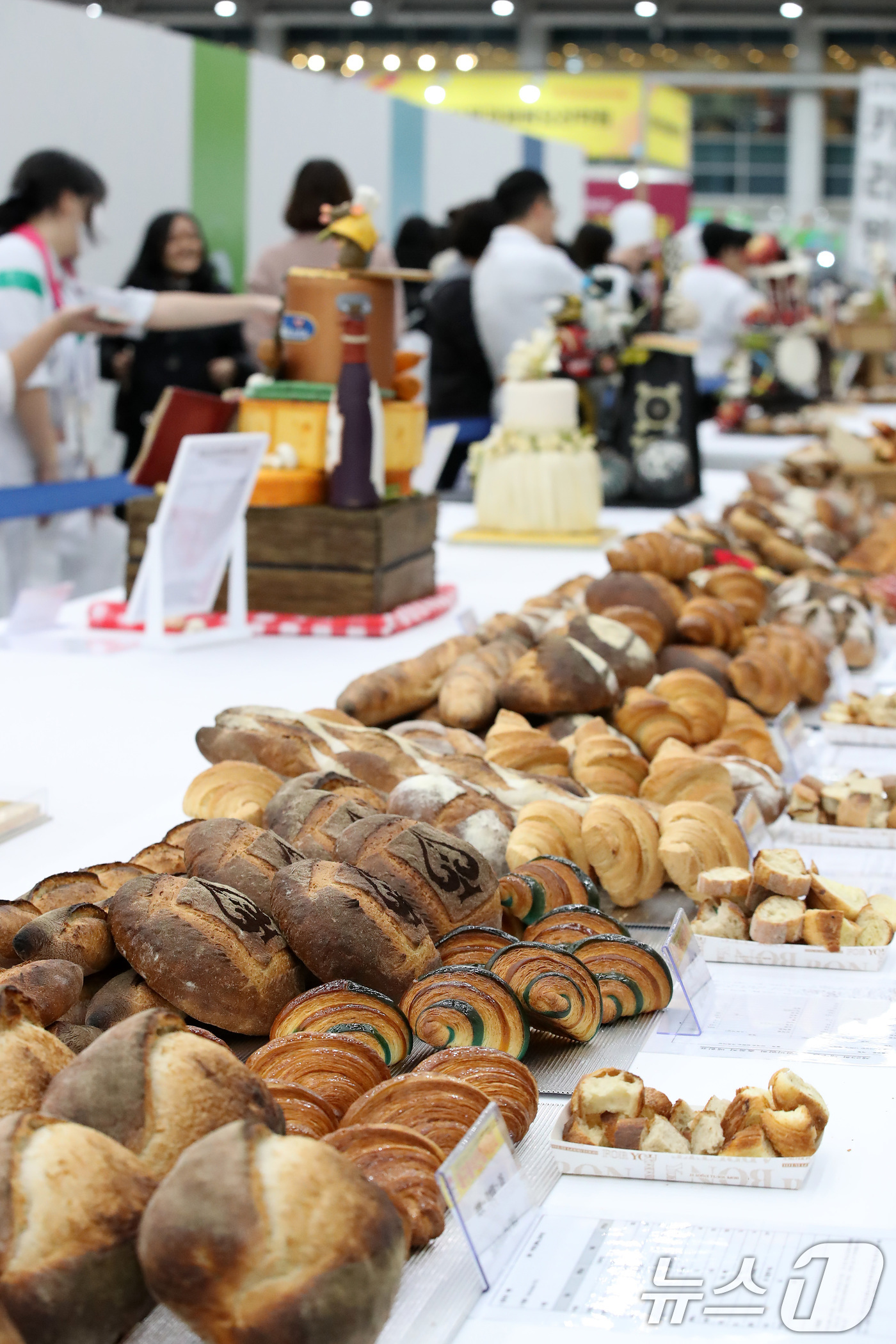 (대구=뉴스1) 공정식 기자 = 27일 오전 대구 북구 엑스코(EXCO)에서 개막한 '제23회 대구 음식산업 박람회'를 찾은 관람객이 제과제빵 경연대회에 출품된 작품을 살펴보고 있 …