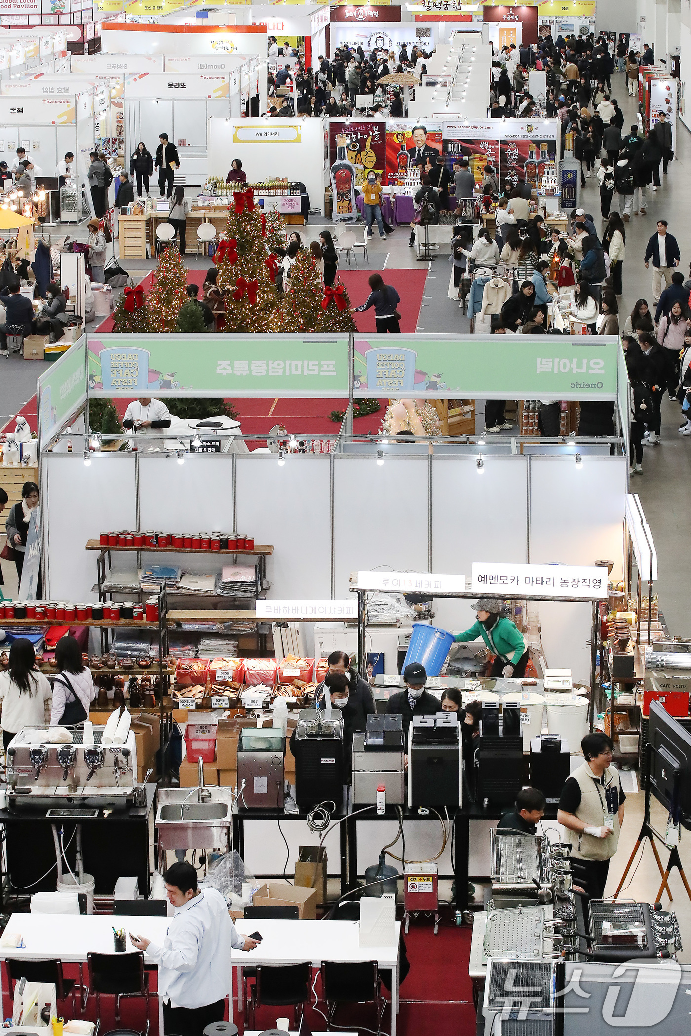 (대구=뉴스1) 공정식 기자 = 27일 '제23회 대구 음식산업 박람회'가 개막한 대구 북구 엑스코(EXCO) 전시장이 관람객으로 붐비고 있다.'대구의 맛! K-푸드의 중심!'을 …