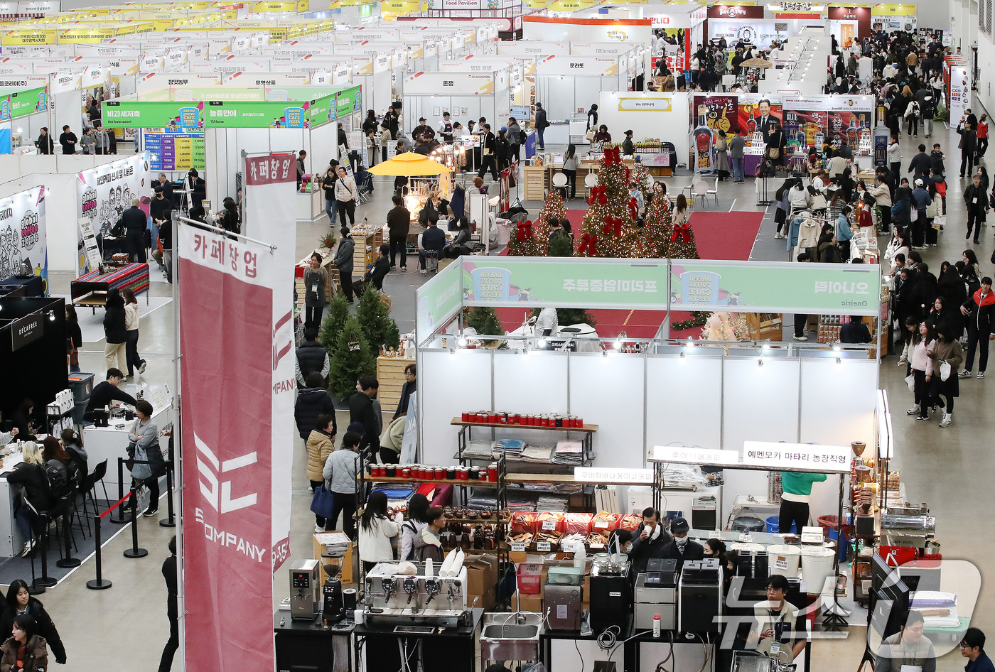 (대구=뉴스1) 공정식 기자 = 27일 '제23회 대구 음식산업 박람회'가 개막한 대구 북구 엑스코(EXCO) 전시장이 관람객으로 붐비고 있다.'대구의 맛! K-푸드의 중심!'을 …