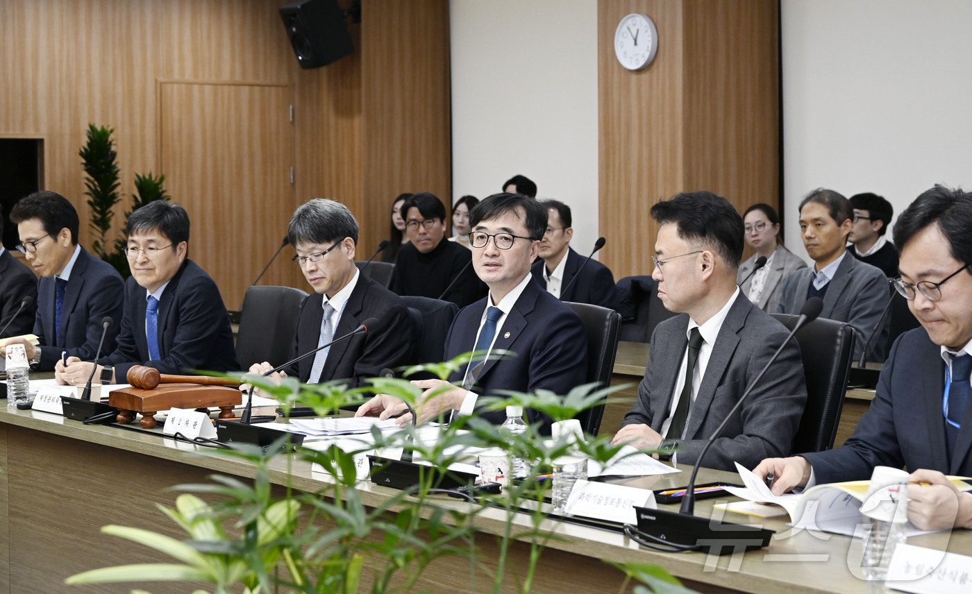 (서울=뉴스1) = 임기근 기획재정부 차관이 27일 오후 서울 영등포구 한국수출입은행에서 열린 '제11차 재정사업평가위원회'를 주재하고 있다. (기획재정부 제공. 재판매 및 DB …