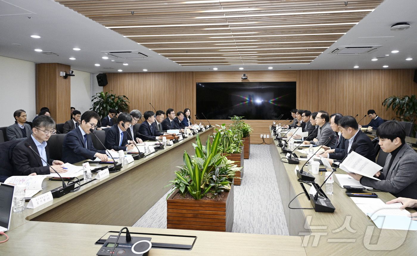 (서울=뉴스1) = 임기근 기획재정부 차관이 27일 오후 서울 영등포구 한국수출입은행에서 열린 '제11차 재정사업평가위원회'를 주재하고 있다. (기획재정부 제공. 재판매 및 DB …