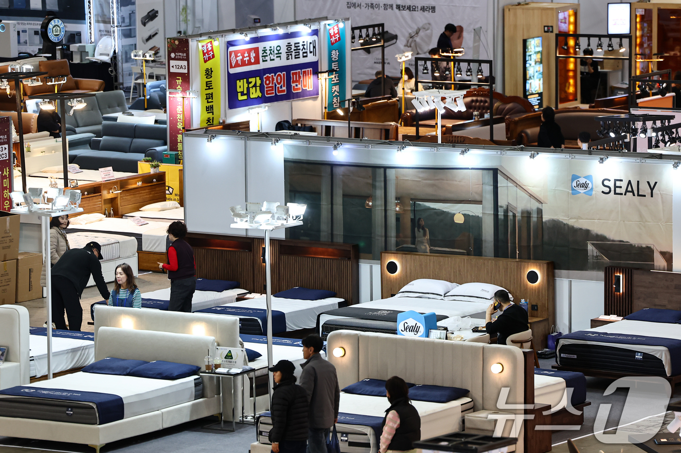 (고양=뉴스1) 김도우 기자 = 27일 경기 고양시 킨텍스에서 열린 2025 고양 가구엑스포에서 관람객들이 제품을 살펴보고 있다. 2025.11.27/뉴스1