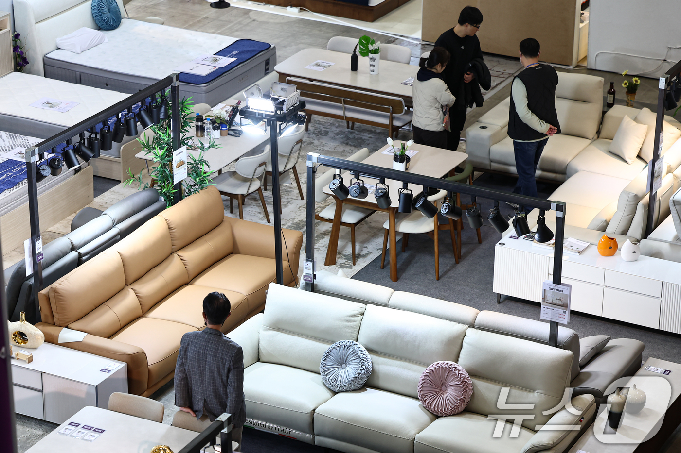 (고양=뉴스1) 김도우 기자 = 27일 경기 고양시 킨텍스에서 열린 2025 고양 가구엑스포에서 관람객들이 제품을 살펴보고 있다. 2025.11.27/뉴스1