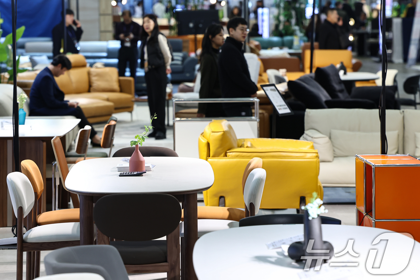 (고양=뉴스1) 김도우 기자 = 27일 경기 고양시 킨텍스에서 열린 2025 고양 가구엑스포에서 관람객들이 제품을 살펴보고 있다. 2025.11.27/뉴스1