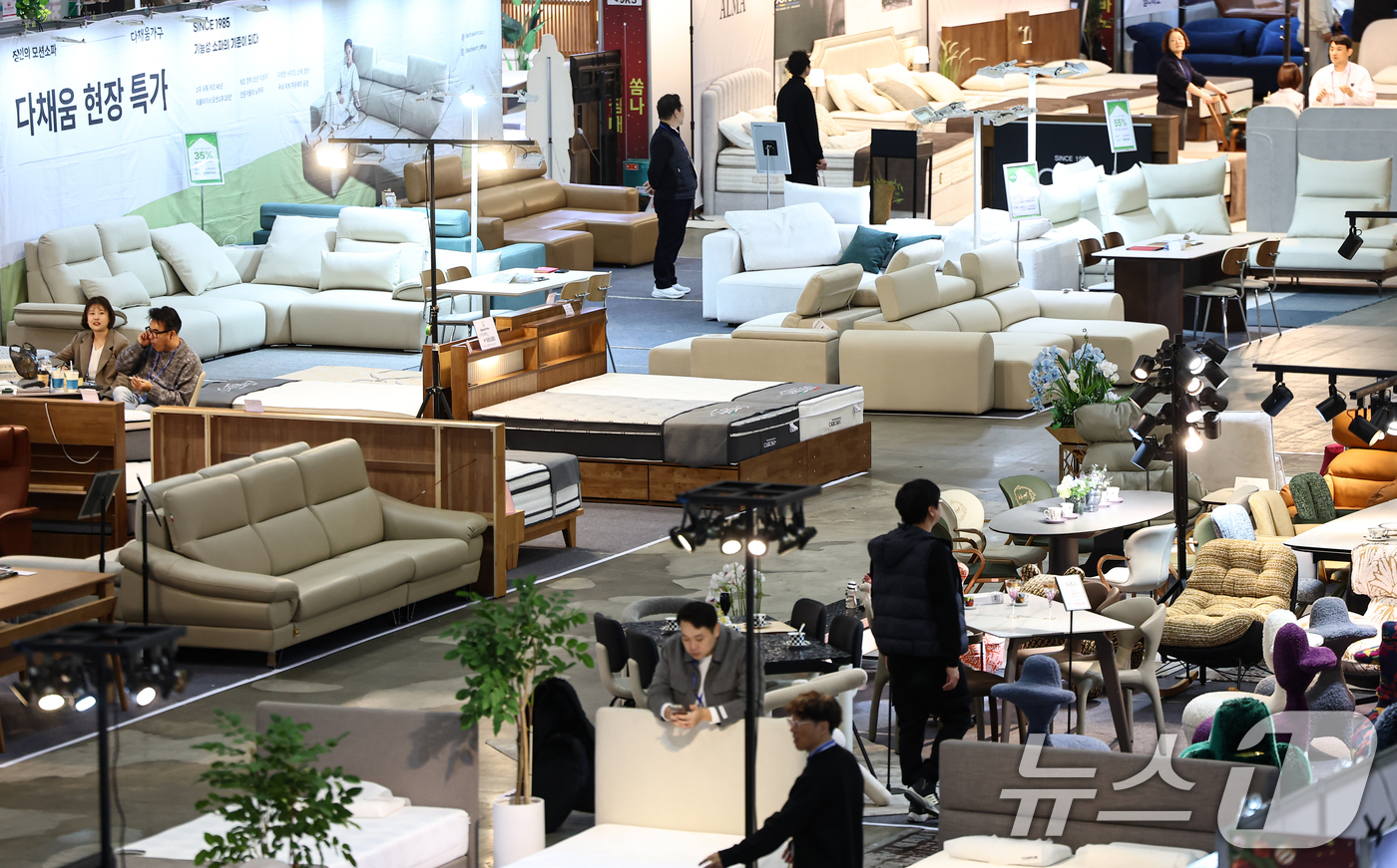 (고양=뉴스1) 김도우 기자 = 27일 경기 고양시 킨텍스에서 열린 2025 고양 가구엑스포에서 관람객들이 제품을 살펴보고 있다. 2025.11.27/뉴스1
