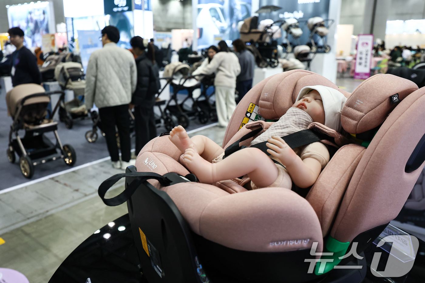 (고양=뉴스1) 김도우 기자 = 27일 경기 고양시 킨텍스에서 열린 제51회 맘앤베이비엑스포에서 관람객들이 육아용품을 살펴보고 있다. 2025.11.27/뉴스1