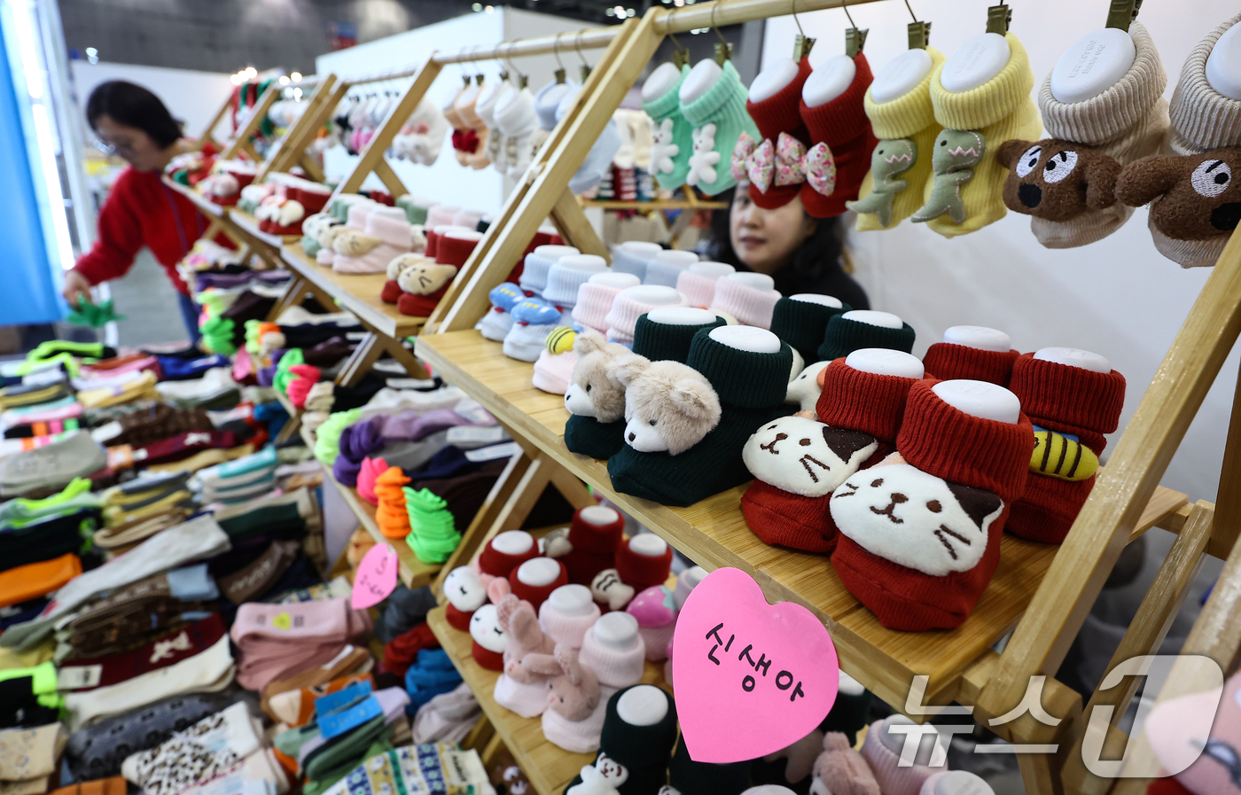 (고양=뉴스1) 김도우 기자 = 27일 경기 고양시 킨텍스에서 열린 제51회 맘앤베이비엑스포에서 관람객들이 육아용품을 살펴보고 있다. 2025.11.27/뉴스1