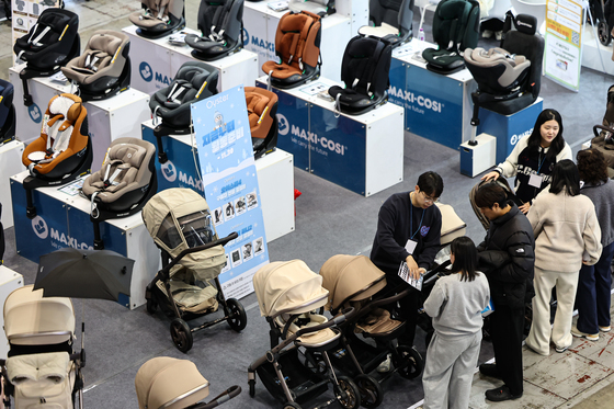 육아휴직자 20만명 돌파…3명 중 1명은 아빠 '역대 최대'