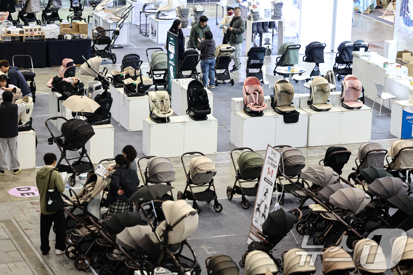 (고양=뉴스1) 김도우 기자 = 27일 경기 고양시 킨텍스에서 열린 제51회 맘앤베이비엑스포에서 관람객들이 육아용품을 살펴보고 있다. 2025.11.27/뉴스1