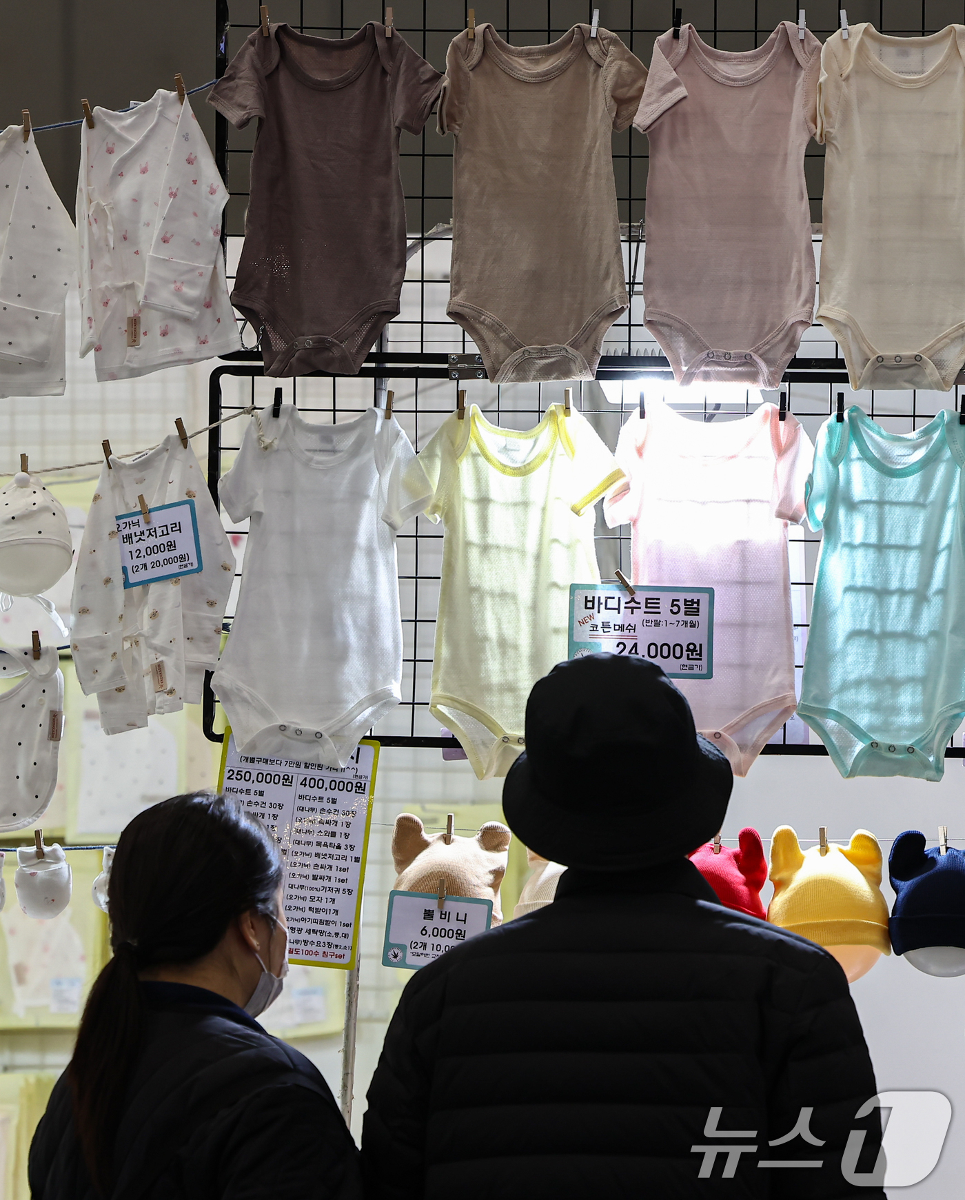 (고양=뉴스1) 김도우 기자 = 27일 경기 고양시 킨텍스에서 열린 제51회 맘앤베이비엑스포에서 관람객들이 육아용품을 살펴보고 있다. 2025.11.27/뉴스1