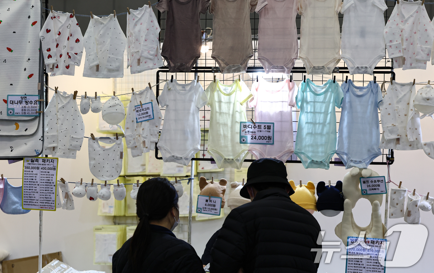 (고양=뉴스1) 김도우 기자 = 27일 경기 고양시 킨텍스에서 열린 제51회 맘앤베이비엑스포에서 관람객들이 육아용품을 살펴보고 있다. 2025.11.27/뉴스1