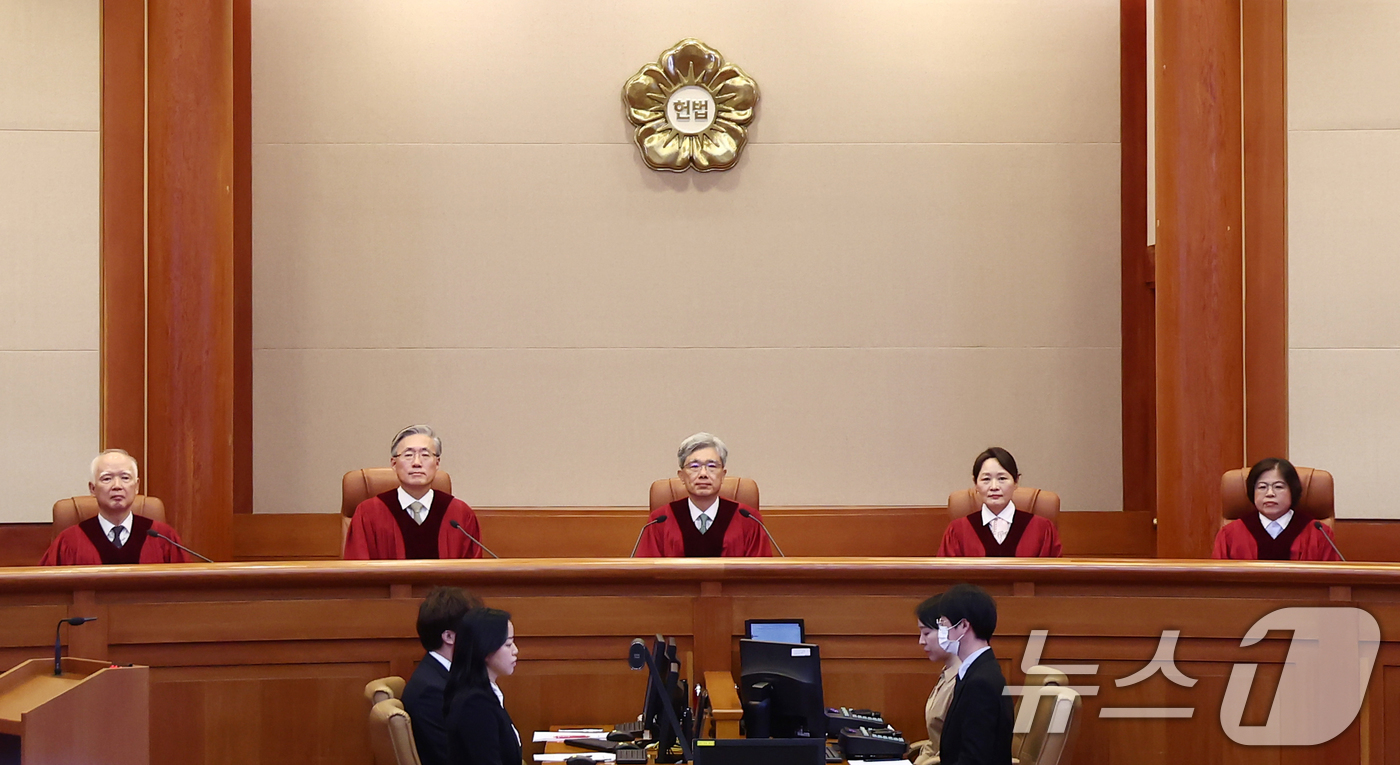 (서울=뉴스1) 김민지 기자 = 김상환 헌법재판소장이 27일 오후 서울 종로구 헌법재판소 심판정에서 윤석열 전 대통령이 오동운 공수처장과 신한미 서울서부지법 부장판사 상대로 낸 권 …